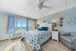 Suite estudio, 1 cama Queen size y sofá cama, patio, vista al océano (#513 - No Pets) | 2 habitaciones, decoración personalizada y muebles diferentes 