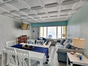Appartement, 1 queensize bed met slaapbank, balkon, uitzicht op strand (#420 - No Pets) | 2 slaapkamers, individueel gedecoreerd, individueel gemeubileerd