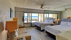 Studiosuite, 2 dobbeltsenger, terrasse, strandutsikt (#112 - No Pets) | 2 soverom, wi-fi (inkludert) og individuelt dekorert