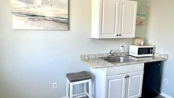 Deluxe Room | Private kitchenette | Fridge