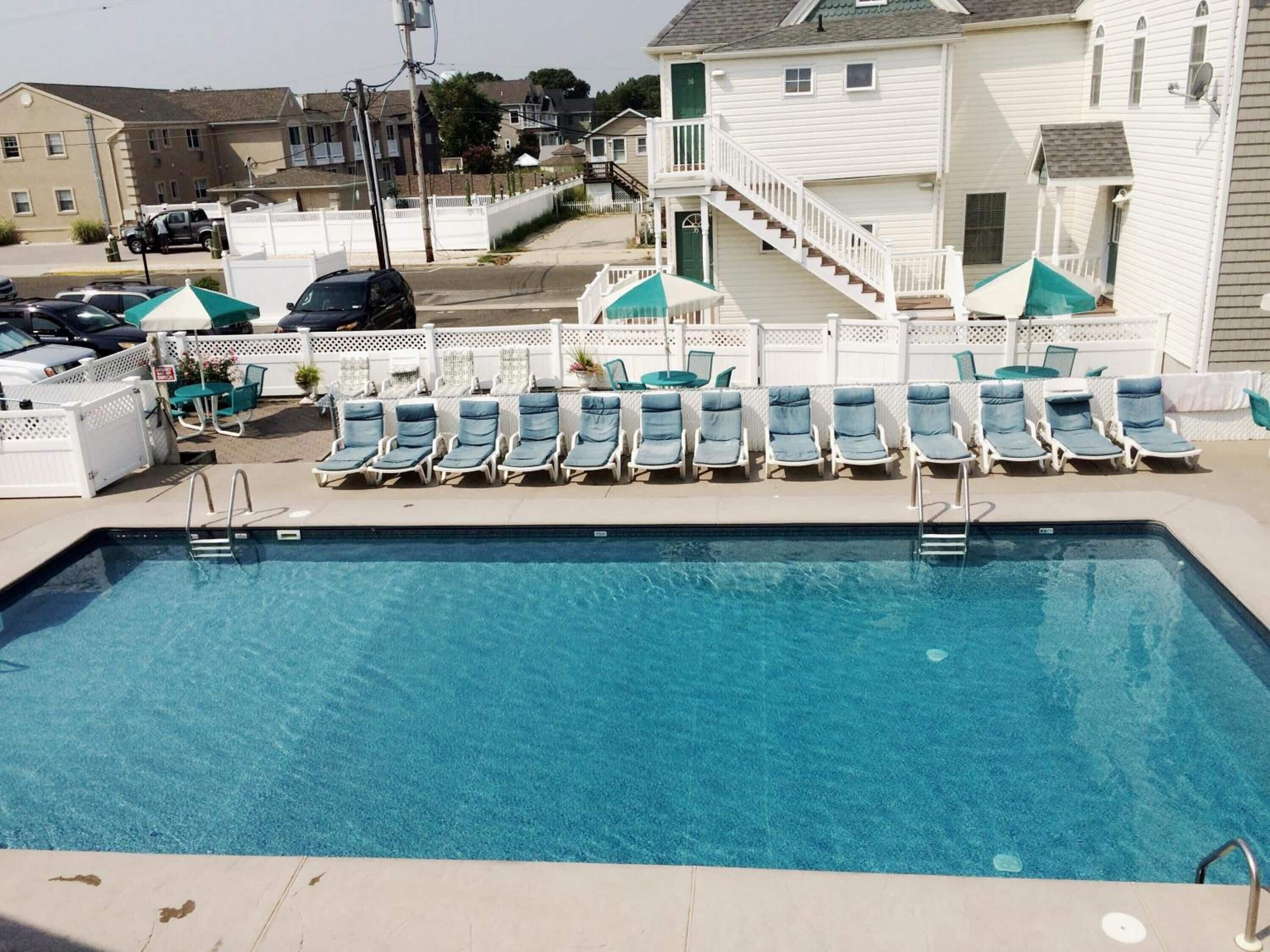 Una piscina al aire libre de temporada
