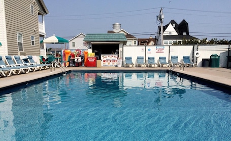 Una piscina al aire libre de temporada