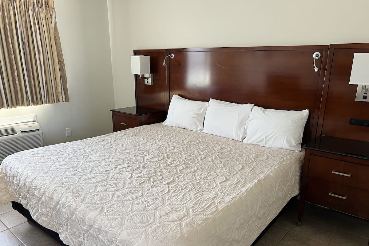 Classic Room, 1 King Bed | Desk, free WiFi, bed sheets