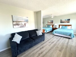 Habitación Deluxe | Zona de estar | Una televisión de pantalla plana