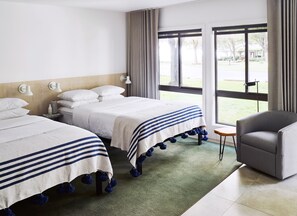 Standard-huone, 2 keskisuurta parisänkyä, järvinäköala (Newly Renovated) | Ilmainen Wi-Fi, vuodevaatteet