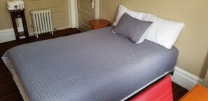 Standard Room, 1 Double Bed, Shared Bathroom | 1 bedroom, desk, laptop workspace, iron/ironing board - Perramont Hotel (San Francisco)