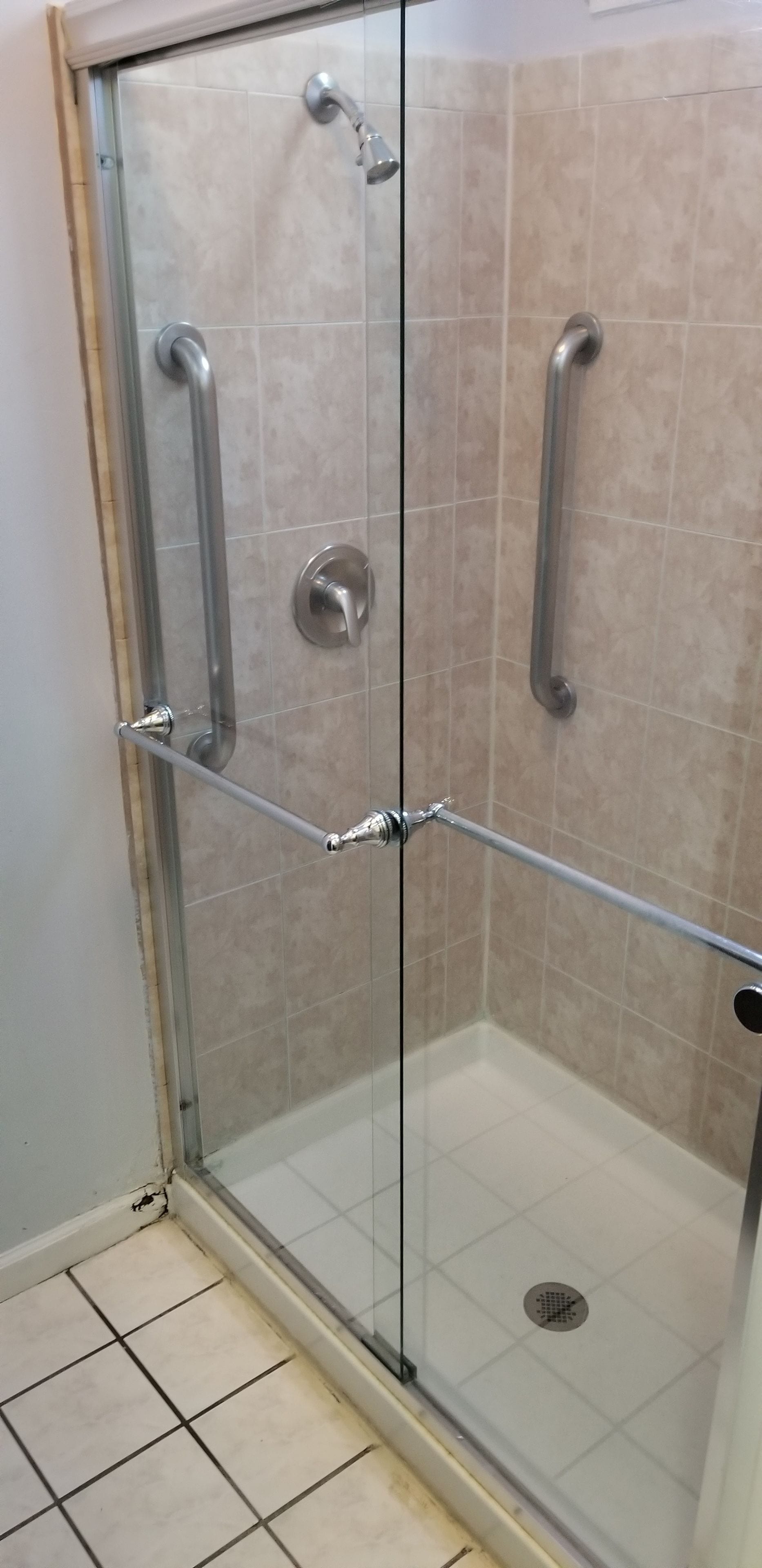 Een haardroger, handdoeken, zeep, shampoo