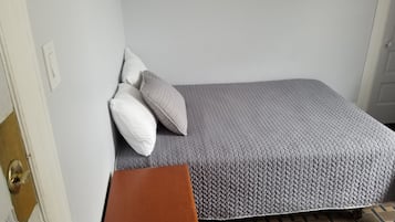 Standardzimmer, 1 Doppelbett, Gemeinschaftsbad | 1 Schlafzimmer, Schreibtisch, laptopgeeigneter Arbeitsplatz