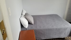 Standard Room, 1 Double Bed, Shared Bathroom | 1 bedroom, desk, laptop workspace, iron/ironing board - Perramont Hotel (San Francisco)