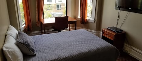 Quarto standard, 1 cama de casal, banheiro compartilhado | 1 quarto, escrivaninha, espaço de trabalho para notebook