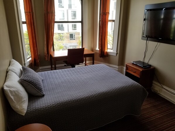 Standard Room, 1 Double Bed, Shared Bathroom | 1 bedroom, desk, laptop workspace, iron/ironing board - Perramont Hotel (San Francisco)