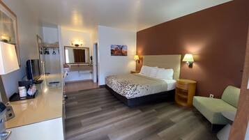 Chambre, 1 grand lit, non-fumeur (Budget) | Lit avec matelas à plateau-coussin, ameublement unique, bureau