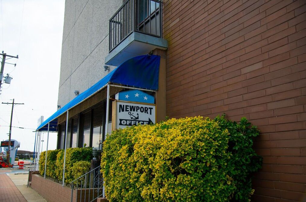 Un edificio con un toldo azul y un letrero que dice "NEWPORT OFFICE".