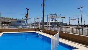 Una piscina con vistas al Resort Newport Beach, que incluye una torre de salvavidas y un letrero de Port Caff.