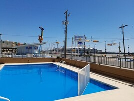 Una piscina al aire libre de temporada