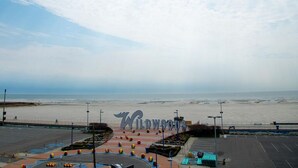 Vista de la playa con un cartel que dice 'Wildwoods'.