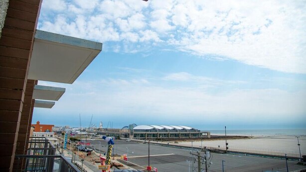 Vista de una zona costera con un estadio grande y una playa.
