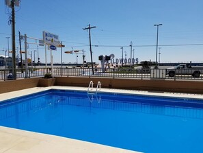 Seasonal outdoor pool - Newport Beach Resort (Wildwood)