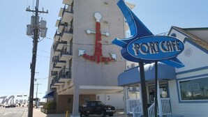 Un edificio con un letrero que dice 'Port Cafe' y un letrero que indica 'Wildwood Motel'.