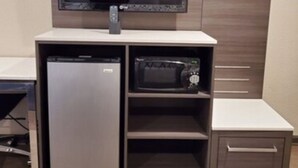 En 44-tommers Flatskjerm-TV med kabel-kanaler samt TV