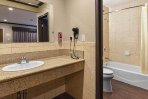 Habitación, 1 cama de matrimonio, accesible para personas con discapacidad | Baño | Ducha y bañera combinadas, secador de pelo, toallas y jabón