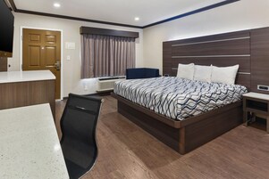 Escritorio, cortinas blackout y tabla de planchar con plancha 