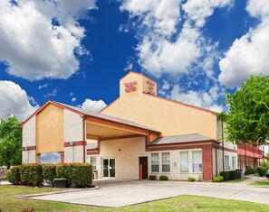 Property entrance - Garland Inn & Suites near Dallas TX (Garland)