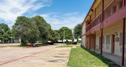 Garland Inn & Suites near Dallas TX