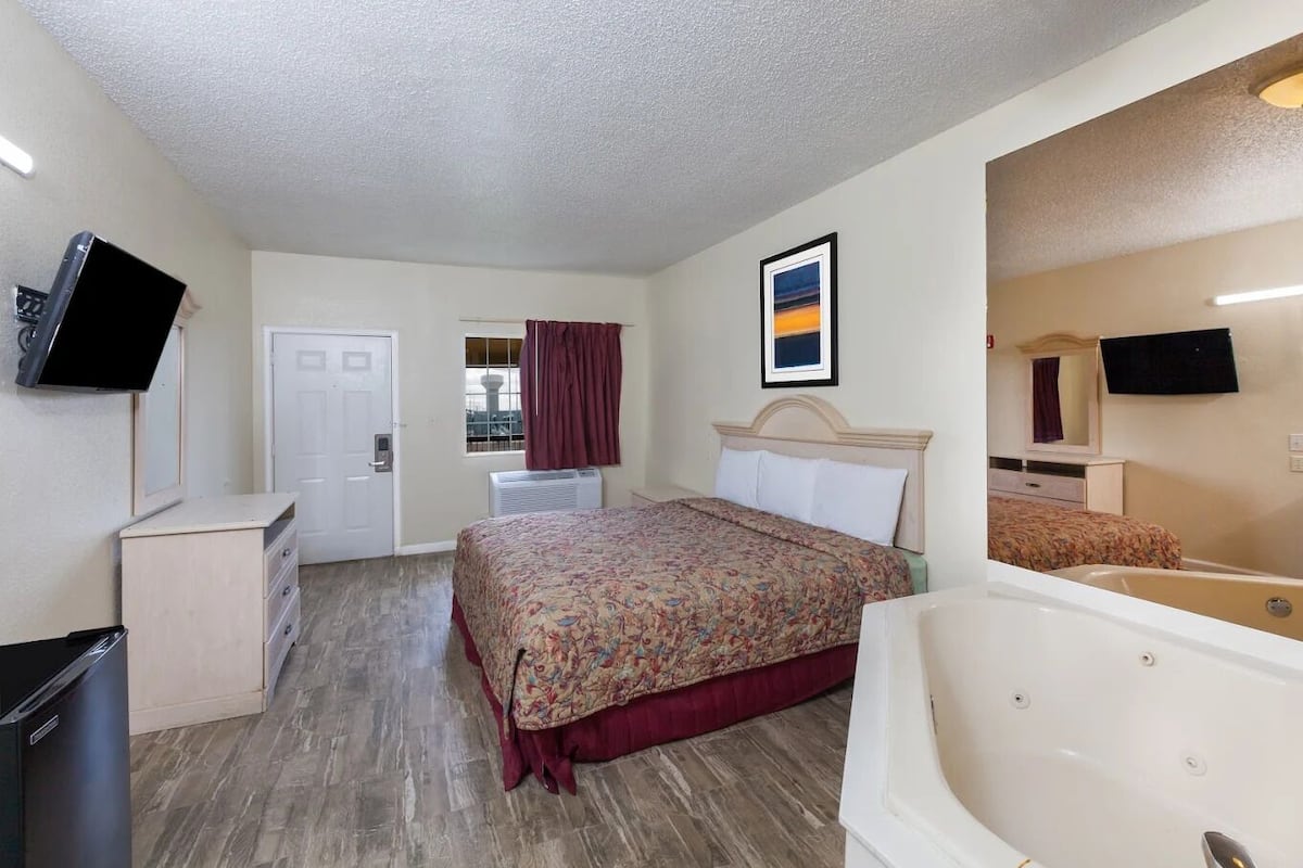 Room, 1 King Bed, Smoking | Free WiFi, bed sheets