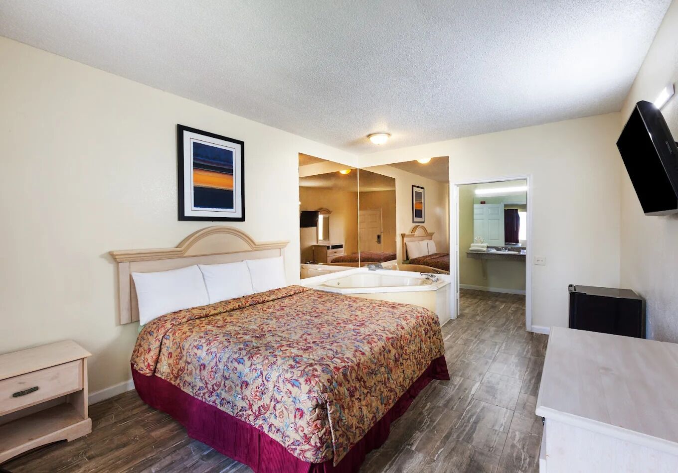 Room, 1 King Bed, Smoking | Free WiFi, bed sheets