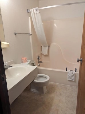 Room, 1 Queen Bed, Non Smoking | Bathroom | Free toiletries, hair dryer, towels