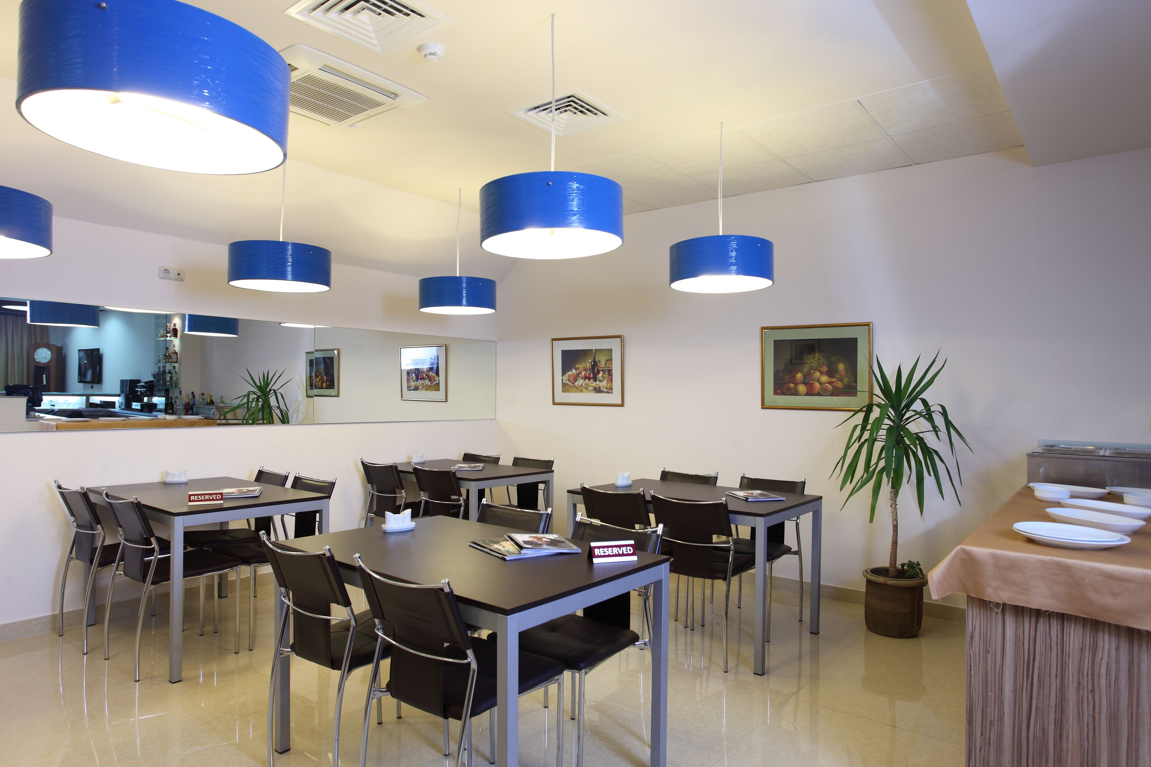 Frokostbuffé hver dag (AMD 3000 per person)