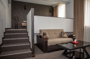 Executive suite, 1 slaapkamer | Een kluis op de kamer, een strijkplank/strijkijzer, extra bedden