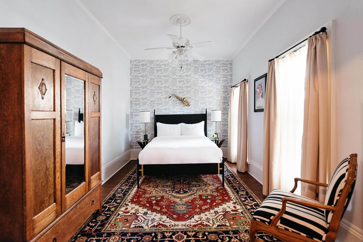 Queen Orleans | Premium bedding, pillowtop beds, in-room safe, WiFi (free)