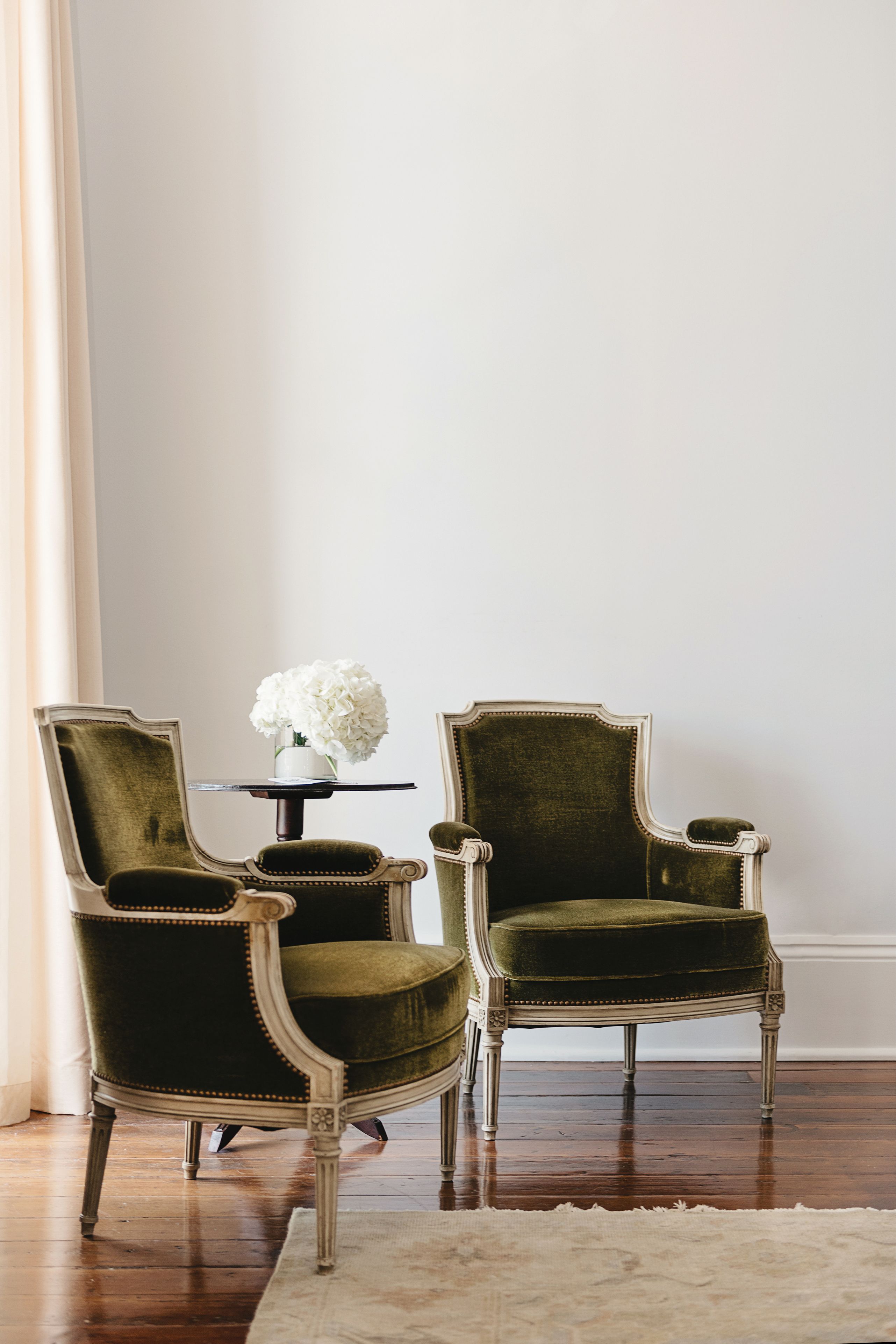 queen efficiency | living area | 40-inch flat-screen tv with satellite channels, tv