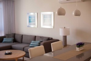 Suite Premier, 1 tempat tidur king | Area keluarga | TV plasma