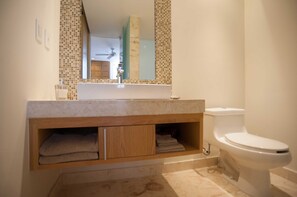Suite Premier, 1 très grand lit | Salle de bain | Douche, articles de toilette (gratuits)