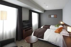 A hotel room with two beds, a TV, a small table, and a lamp. - Jr-east Hotel Mets Komagome (Tokyo)