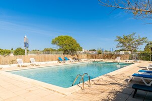 Una piscina al aire libre de temporada