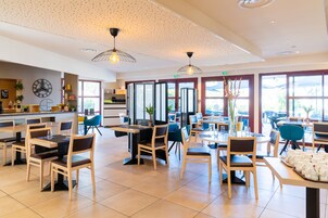Desayuno buffet todos los días (con cargo)