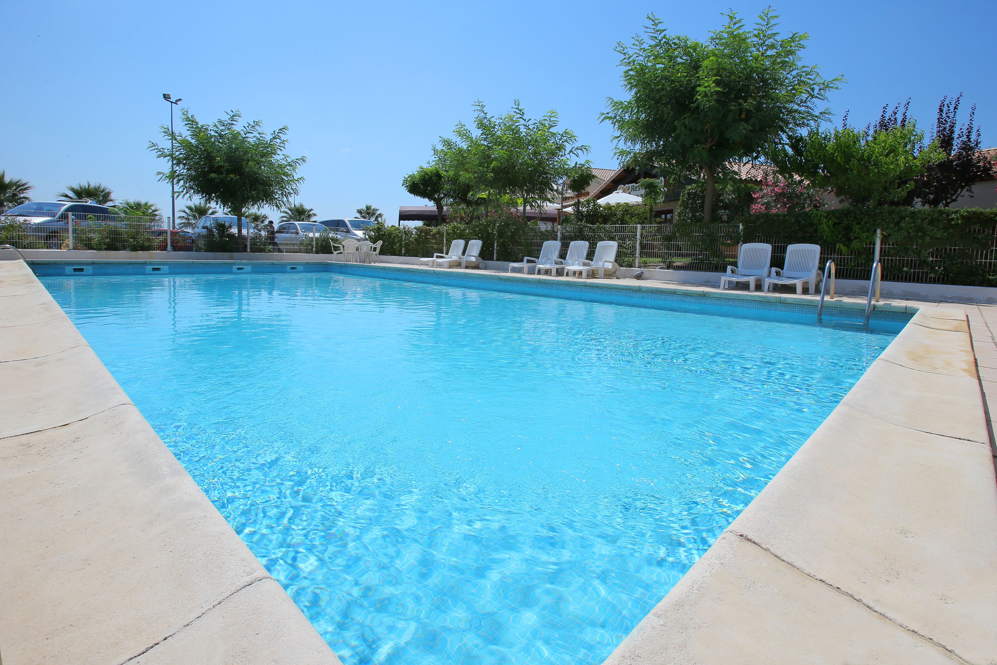 季节性开放的室外游泳池