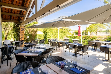 Terrace/patio. The Originals City, Hôtel Le Pavillon, Béziers Est