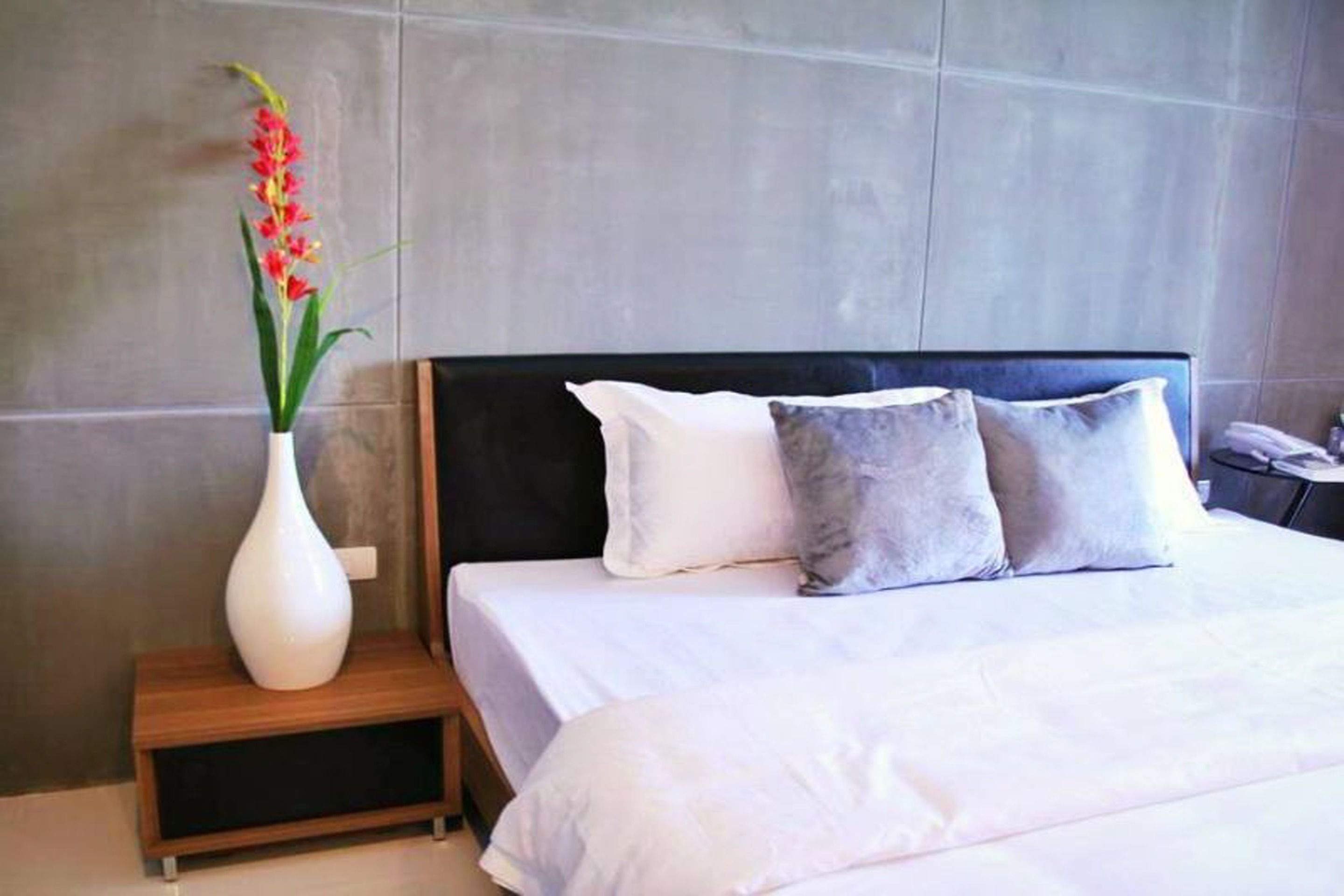 deluxe room | 1 bedroom, minibar, desk, blackout curtains