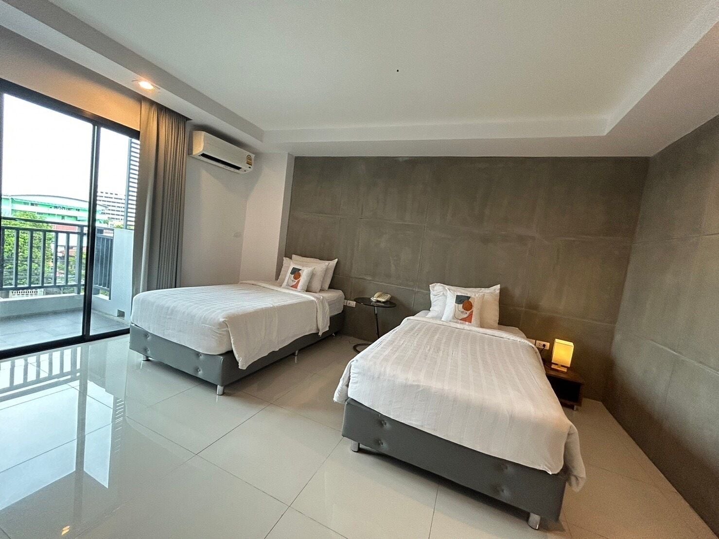 twin room | 1 bedroom, minibar, desk, blackout curtains