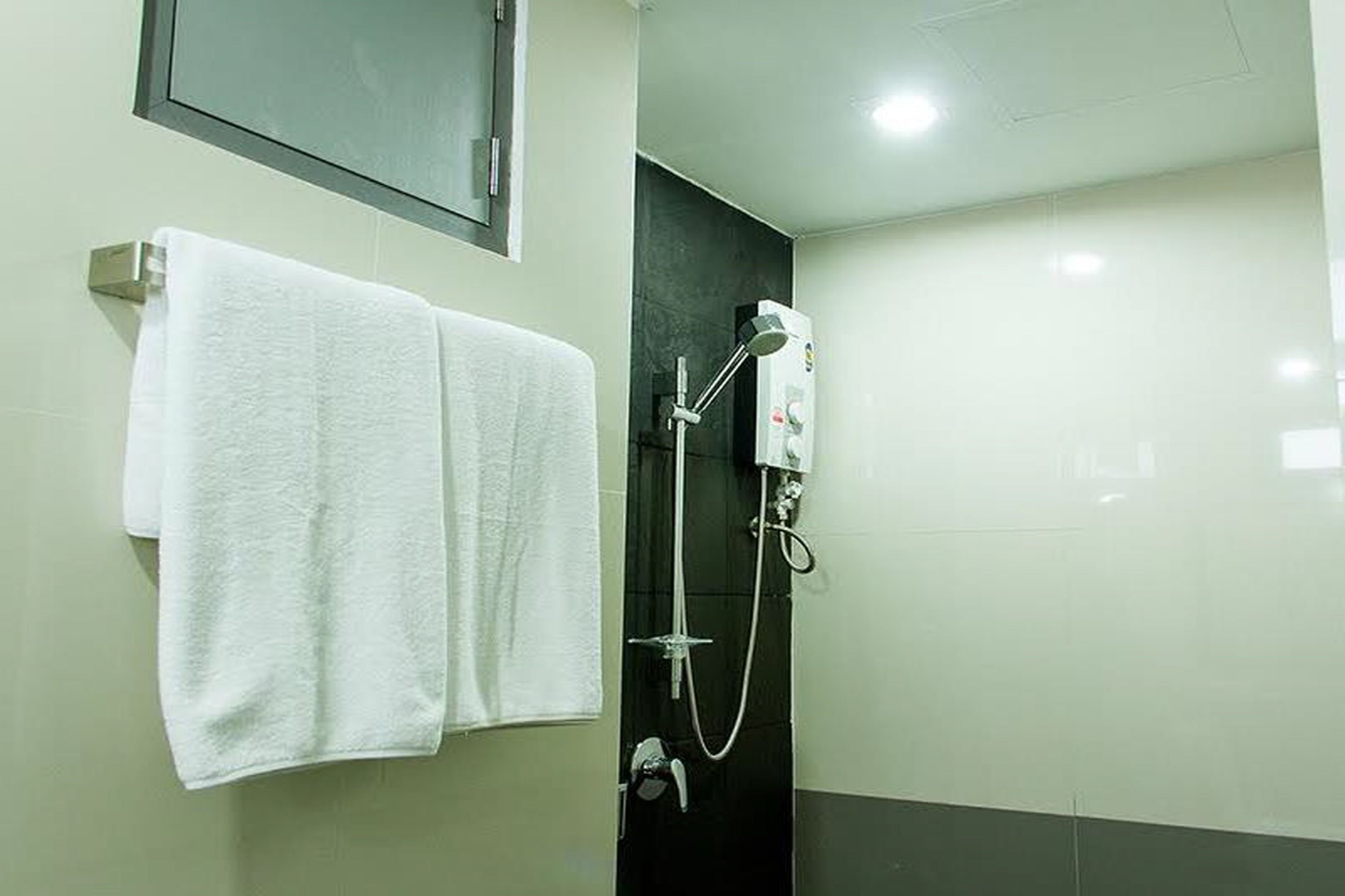 deluxe room | bathroom shower