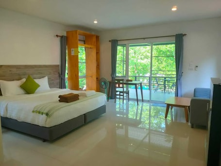 1 habitación, caja de seguridad en la habitación y escritorio