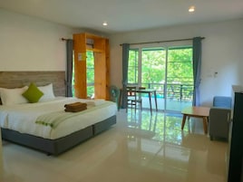 Superior Studio | 1 bedroom, in-room safe, desk, laptop workspace