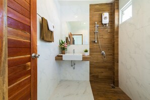 Shower, free toiletries, hair dryer, slippers - Phangan Akuna (Ko Pha-ngan)