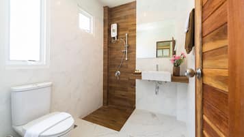 Superior Studio | Bathroom | Shower, free toiletries, hair dryer, slippers