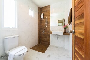 Superior-studiolejlighed | Badeværelse | Bruser, gratis toiletartikler, hårtørrer, hjemmesko